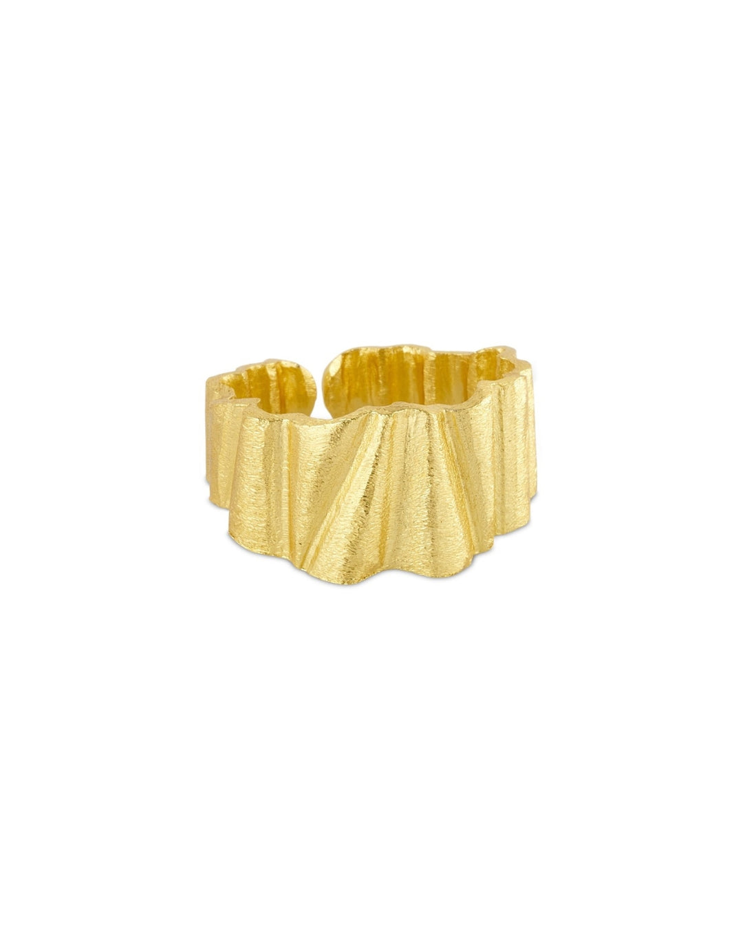 En guldfarvet ring ligger på en hvid baggrund. Ringen har en tekstureret overflade og et bølgende, justerbart design.