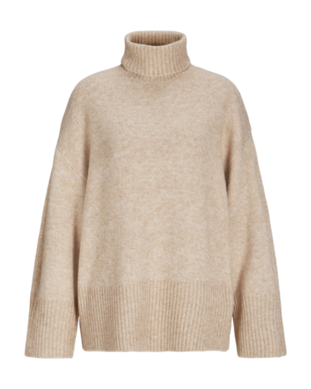 Beige striktrøje har en høj turtleneck og lange ærmer. Den har ribstrik i krave, manchetter og nederste kant, og hænger løst uden synlige dekorationer i en simpel, neutral baggrund.