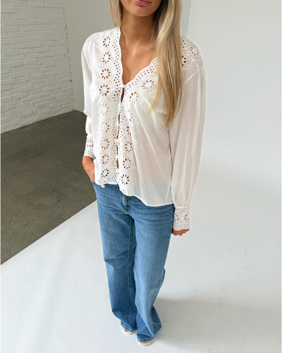 Modelfoto af pige iklædt ALIZA bluse, hvid og NANNA jeans, blå - begge fra BySofieSønderby