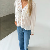 Modelfoto af pige iklædt ALIZA bluse, hvid og NANNA jeans, blå - begge fra BySofieSønderby