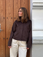 Modelfoto af pige i brun Allie ruskinds jakke og beigefarvede Arianna jeans. Alt er fra BySofieSønderby