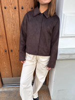 Modelfoto af pige i brun Allie ruskinds jakke og beigefarvede Arianna jeans. Alt er fra BySofieSønderby