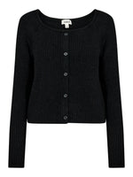 En sort cardigan med lange ærmer og ribbet tekstur. Den har knapper foran og et mærke med teksten "soaked" ved halsen. Baggrunden er ensfarvet hvid.