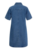 Cowboykjole med korte ærmer hænger. Stoffet er blå denim, og kjolen har en krave. Den vises mod en hvid baggrund.