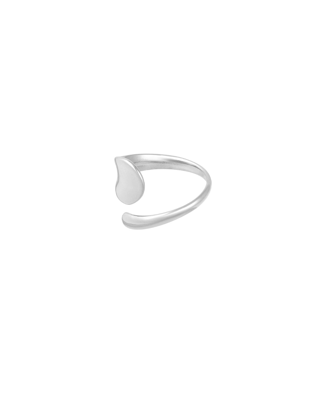 Sølvfarvet finger-ring med åbent design og dråbeformet detalje, ligger mod en hvid baggrund. Ringens minimalistiske stil fremhæves i det enkle, moderne design.