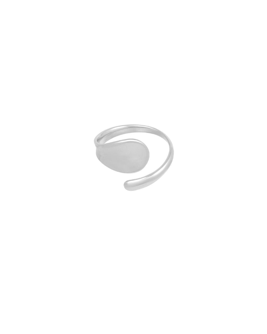 Sølvring med åbent design, snoet form og glat overflade. I midten ses en flad oval del. Baggrund er hvid, hvilket fremhæver ringens enkle elegance.