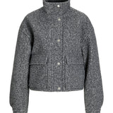 Grå uldjakke med høj krave og trykknapper, hænger i neutral baggrund. Jakken har lange ærmer og frontlommer, der giver et klassisk og varmt look.