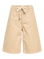 Beige shorts med snøre i taljen hænger stille. De har lommer og bæltestropper, og mærket "OBJECT" er synligt på et label. Baggrunden er enkel og hvid.