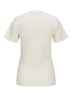 En hvid T-shirt viser bagsiden, uden tryk eller mønster, hængende mod en ensfarvet, lys baggrund.
