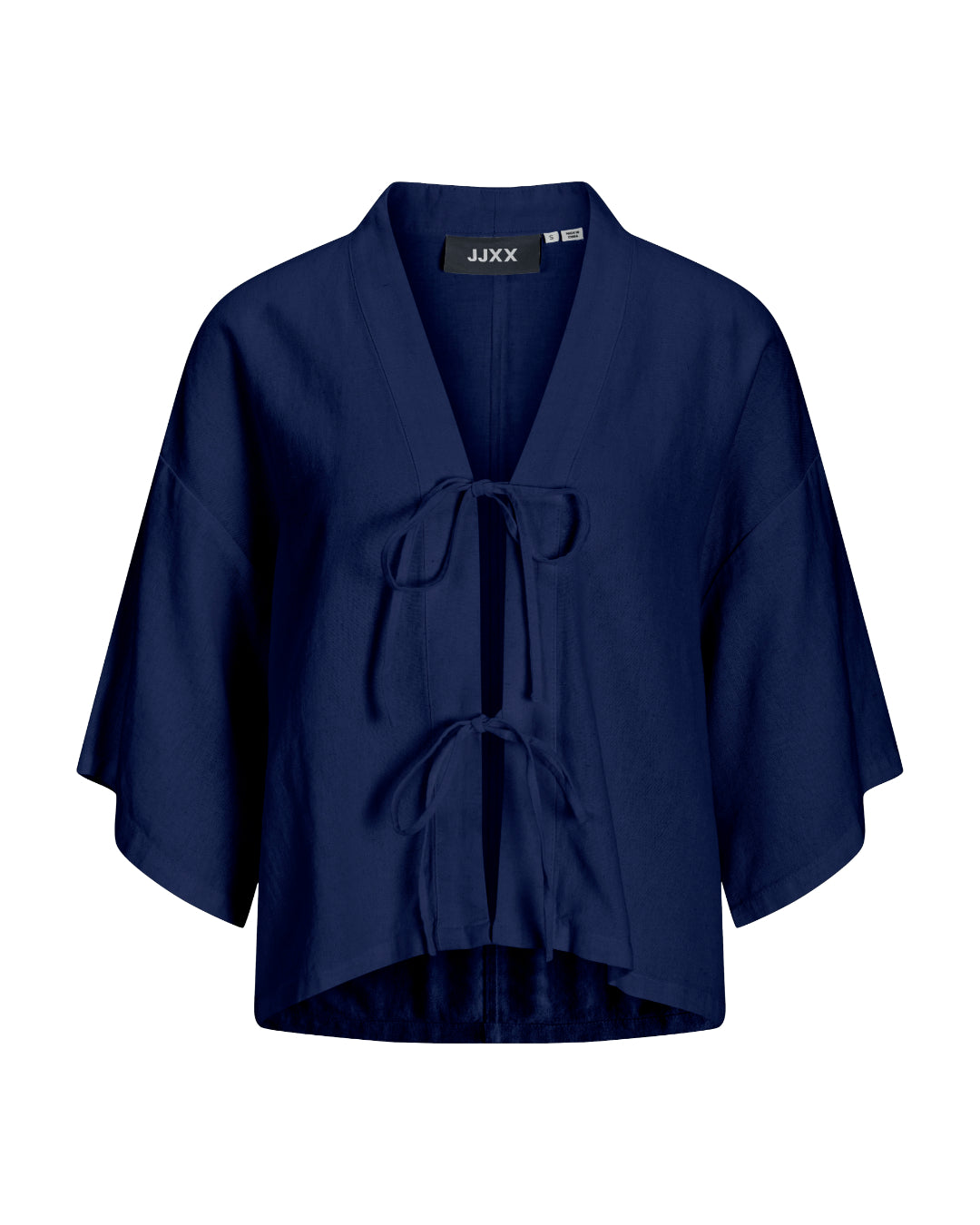 Mørkeblå kortærmet kimono med bindebånd foran. Påsyet mærke med teksten "JJXX" ved halsen. Baggrunden er hvid, hvilket fremhæver kimonoens farve og detalje.