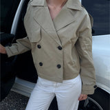 Modelfoto af pige der bærer Carlie jakke i beige, samt hvid bukser. Alt fra BySofieSønderby