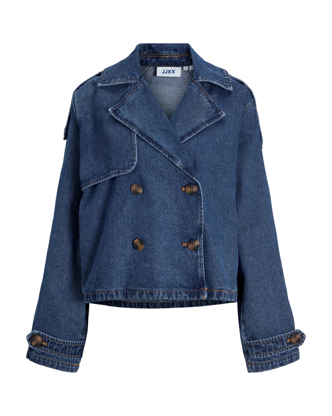 Denimjakke med dobbeltknaplukning, opretstående krave og manchetter med knapper; mærket "JJXX" på indvendig label. Baggrund er hvid, hvilket fremhæver jakken.