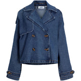 Denimjakke med dobbeltknaplukning, opretstående krave og manchetter med knapper; mærket "JJXX" på indvendig label. Baggrund er hvid, hvilket fremhæver jakken.
