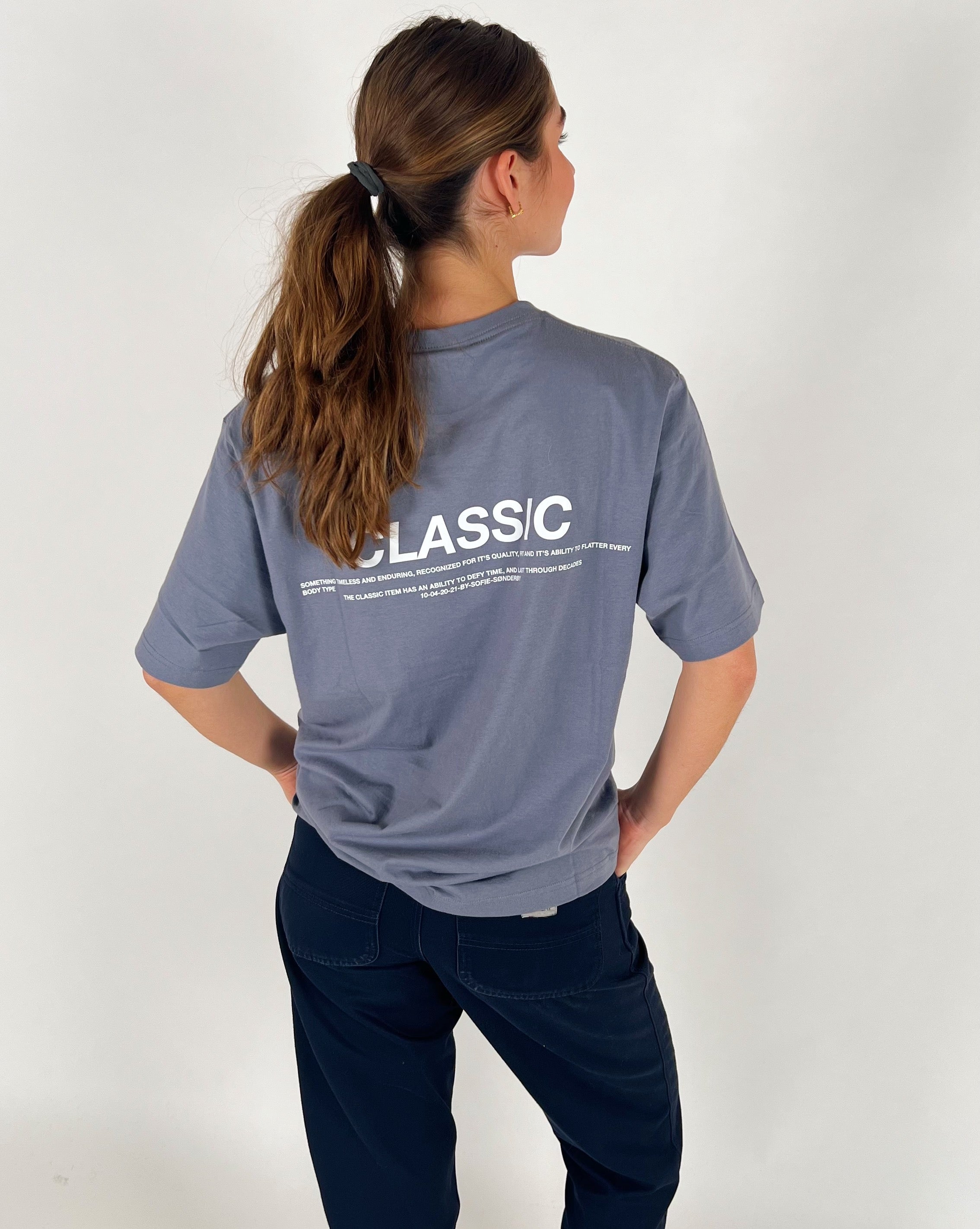 Pige bærer grå CLASSIC t-shirt fra BySofieSønderby