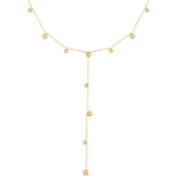 Kæde af guld med små kugler jævnt fordelt; en lang vedhængende sektion hænger centralt. Baggrunden er enkel og hvid, hvilket fremhæver smykkets elegante design.