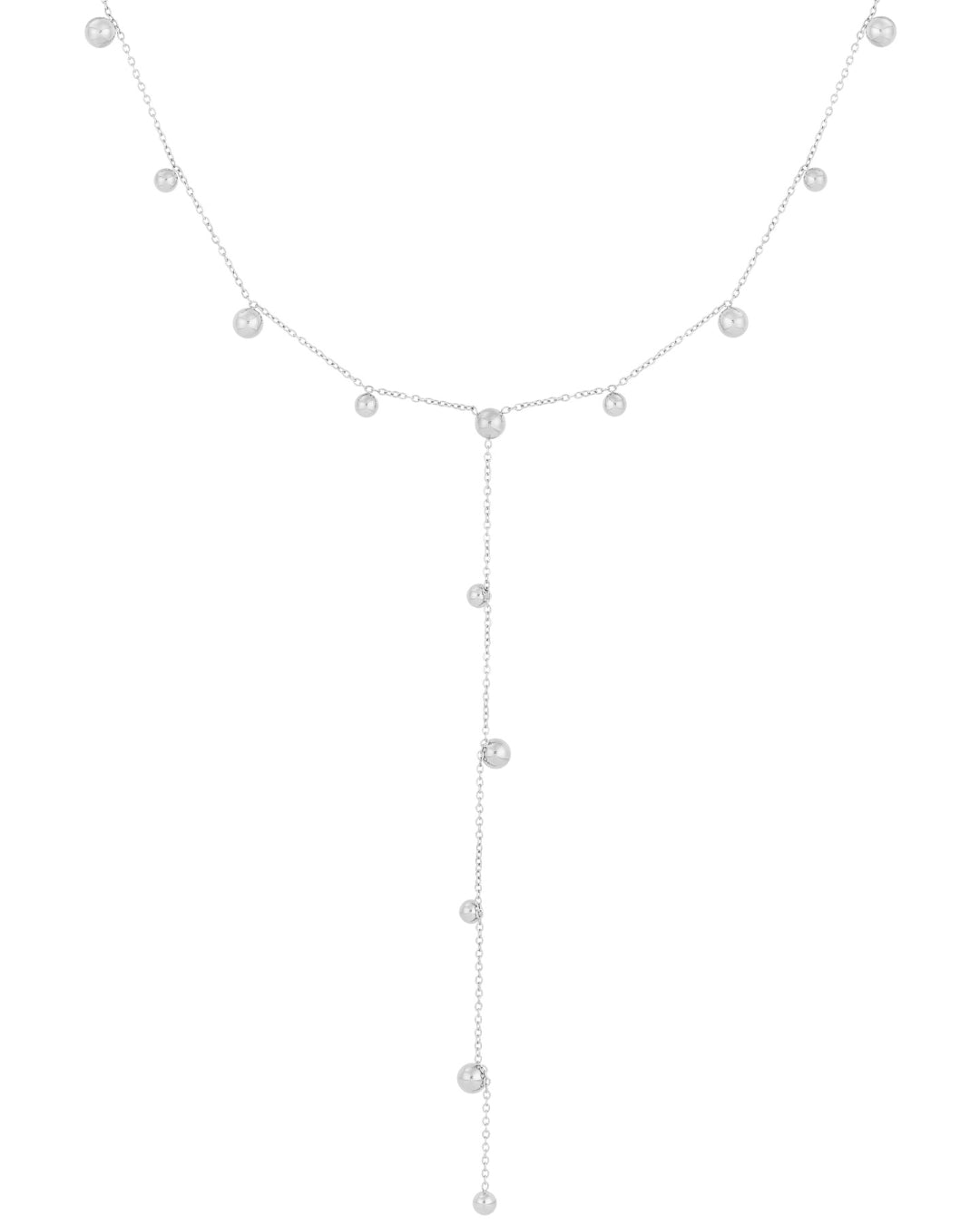 Halskæde med små kugler hænger elegant. Den er formet som et "Y" med kugler jævnt fordelt langs kæden. Baggrunden er lys, hvilket fremhæver det smykkende design.