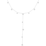Halskæde med små kugler hænger elegant. Den er formet som et "Y" med kugler jævnt fordelt langs kæden. Baggrunden er lys, hvilket fremhæver det smykkende design.