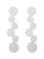 Øreringe med cirkulære sølvplader, der er forbundet i en lodret kæde. De hænger frit uden synlig baggrund, hvilket giver en minimalistisk og elegant fremtoning.