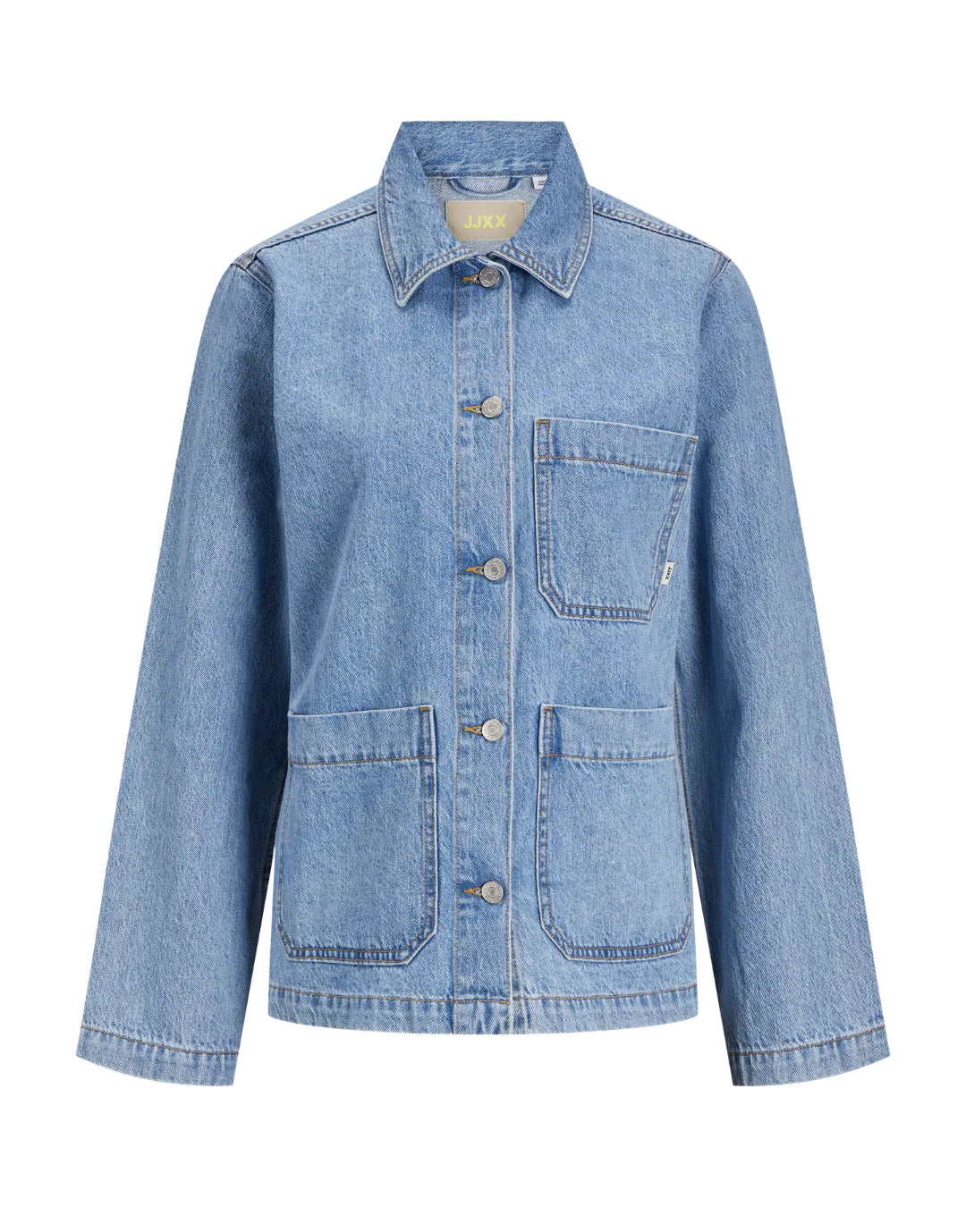 Denimjakke med fire lommer og knaplukning foran; mærkatet JJXX ses ved kraven. Jakken står mod en neutral, hvid baggrund.