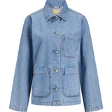 Denimjakke med fire lommer og knaplukning foran; mærkatet JJXX ses ved kraven. Jakken står mod en neutral, hvid baggrund.