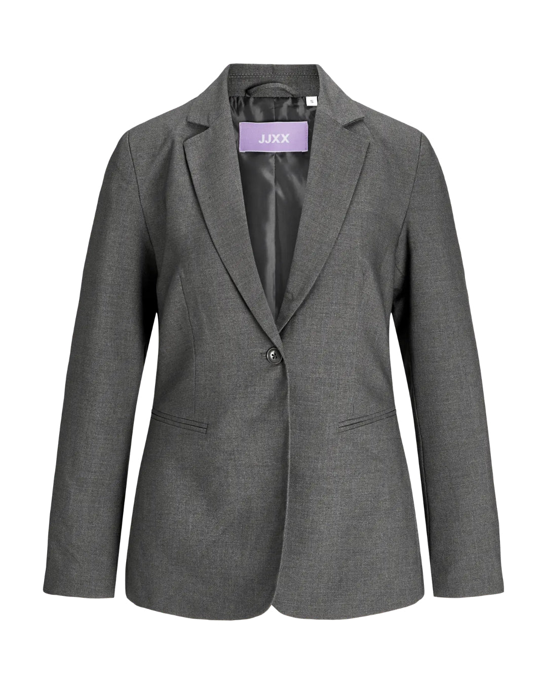 Grå blazer med en enkelt knap lukket, hænger alene i et neutralt rum. Mærkaten indeni viser teksten "JJXX" på en lilla baggrund.