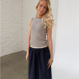 Modelfoto af pige iklædt ESTER top, beige/sort og OLEANE nederdel, navy - begge fra BySofieSønderby