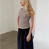Modelfoto af pige iklædt ESTER top, beige/sort og OLEANE nederdel, navy - begge fra BySofieSønderby