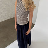 Modelfoto af pige iklædt ESTER top, beige/sort og OLEANE nederdel, navy - begge fra BySofieSønderby