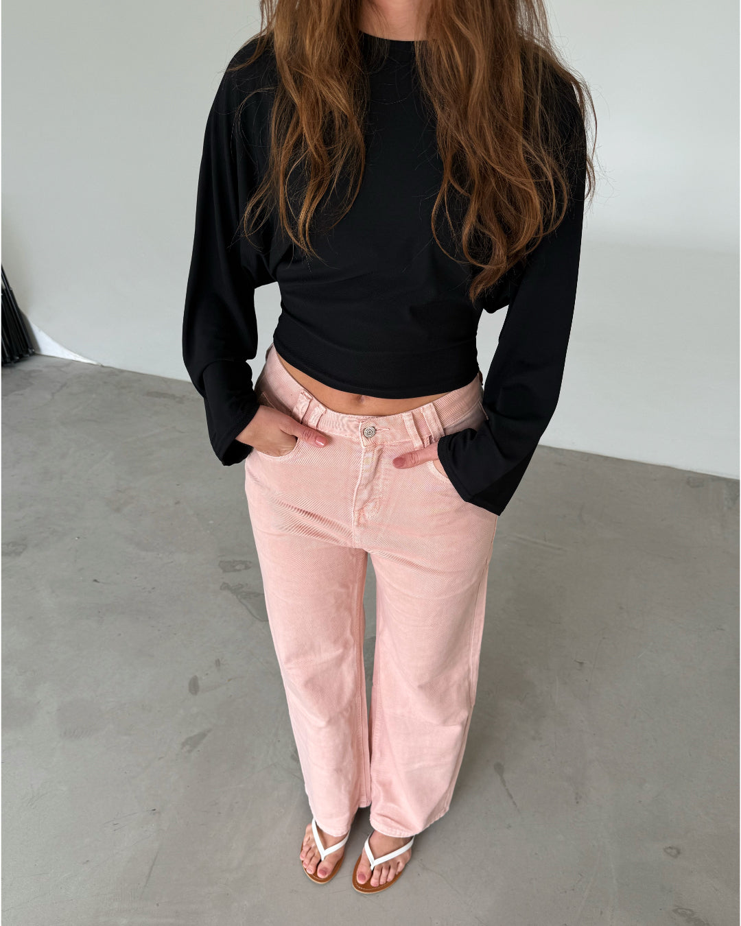 Modelfoto af pige med ESTHER waisted bluse, sort og LORETTA jeans, lyserød - begge fra fra BySofieSønderby