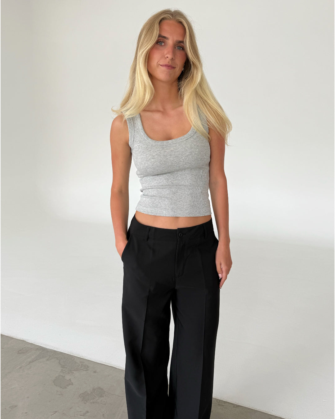 Modelfoto af pige med FIA top, grå og ELLIS bukser, sort - begge fra BySofieSønderby