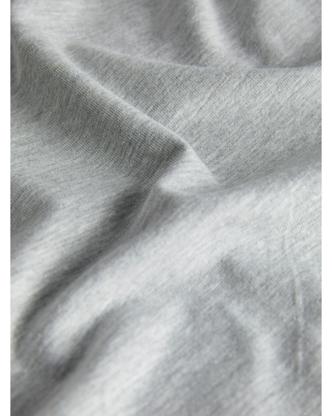 Produktfoto som viser stoffets detaljer af GIGI t-shirt, grå - fra BySofieSønderby