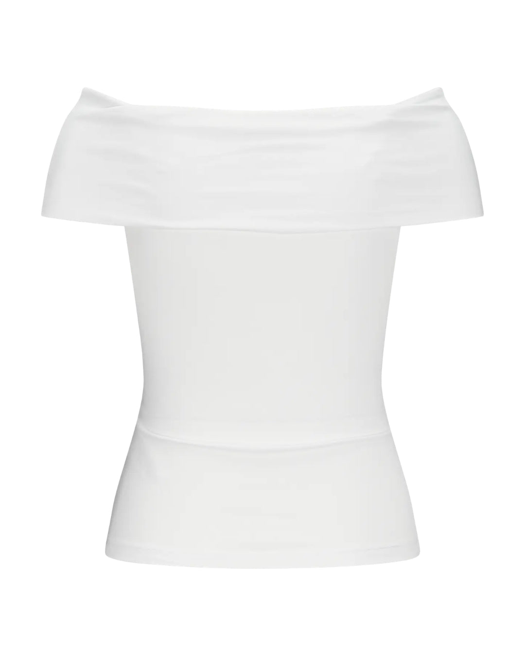 En stramtsiddende, hvid off-shoulder-top hænger stille mod en ensfarvet hvid baggrund, uden synlig tekst eller yderligere detaljer.