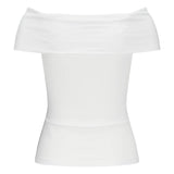 En stramtsiddende, hvid off-shoulder-top hænger stille mod en ensfarvet hvid baggrund, uden synlig tekst eller yderligere detaljer.