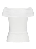 En stramtsiddende, hvid off-shoulder-top hænger stille mod en ensfarvet hvid baggrund, uden synlig tekst eller yderligere detaljer.