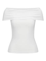 Hvid top uden ærmer med off-shoulder design, ligger fladt i et neutralt studieindstilling uden tekst eller ekstra dekorationer.