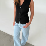 Modelfoto af pige med HAVEN top, sort og NANNA jeans, lyseblå - begge fra BySofieSønderby
