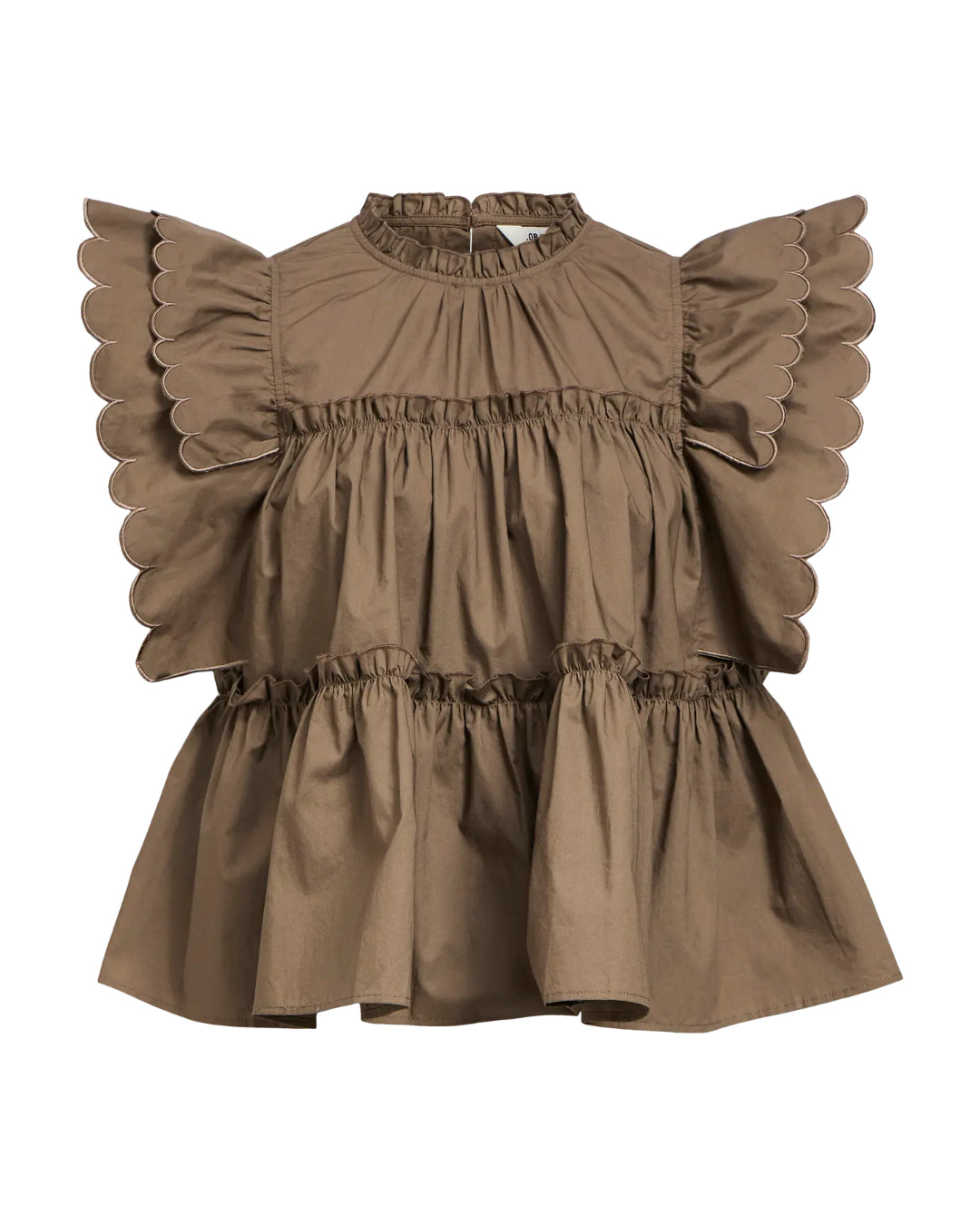 En brun, ærmeløs bluse med flæsekanter og rynkede detaljer, vises hængende mod en hvid baggrund. Blusen har en høj hals og et voluminøst, lagdelt design.