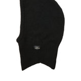 Sort balaclava i uld, liggende fladt, med ribstrikket kant. Etiket på forsiden med teksten "SEPTEMBER 2020 LOCK.DIST.2020." Enkel og stilfuld i design. Baggrunden er hvid.
