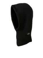En sort balaclava med tætstrikket materiale båret i en enkel, neutral hvid baggrund. Små teksturmærker viser en diskret etiket med teksten "JACK & JONES".