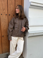 Modelfoto af pige i brun Lama læder jakke og beigefarvede Arianna jeans. Alt er fra BySofieSønderby