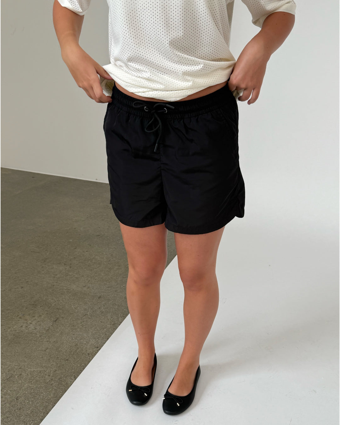 Modelfoto af pige iklædt LANA shorts, sort - fra BySofieSønderby