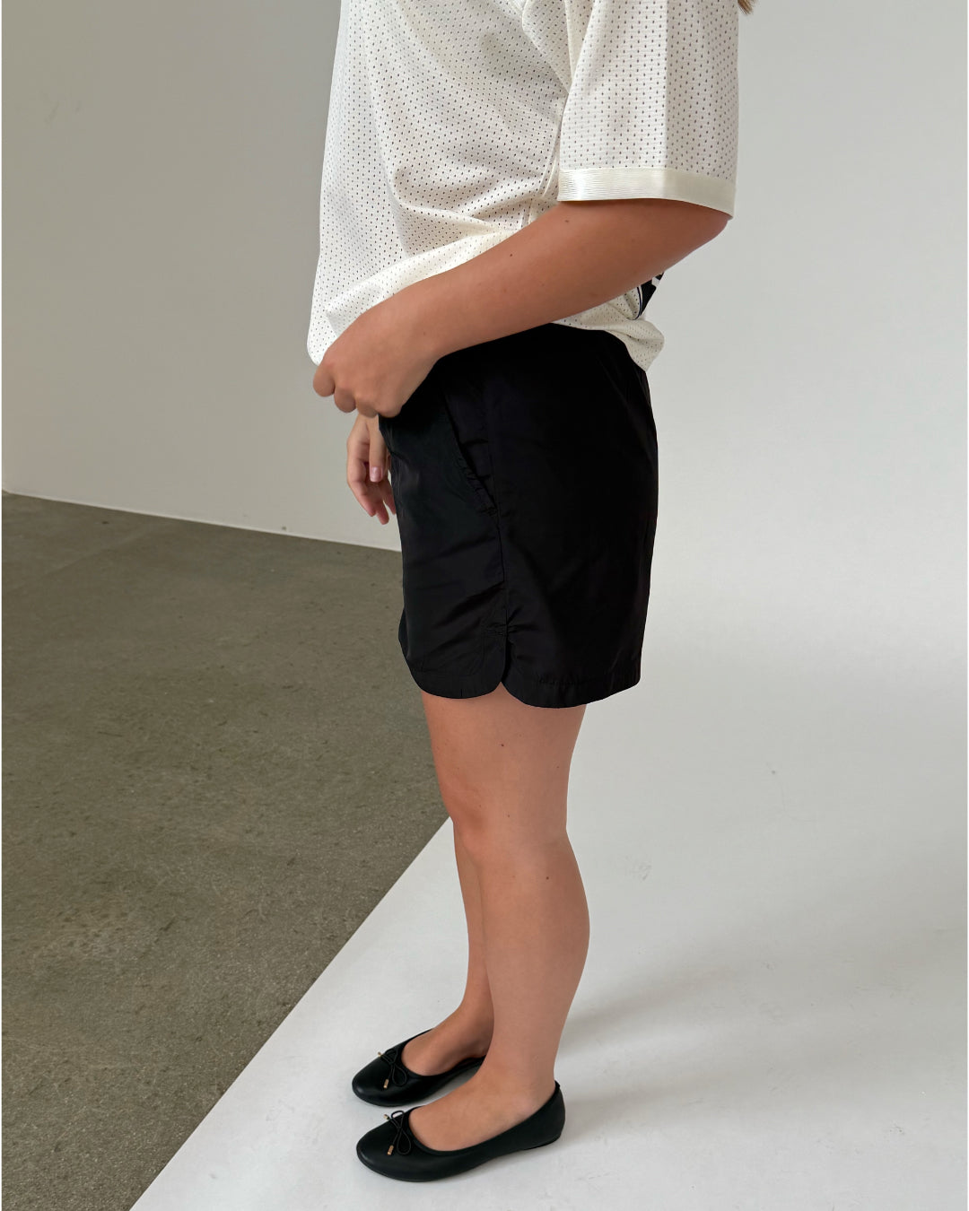 Modelfoto af pige iklædt LANA shorts, sort - fra BySofieSønderby
