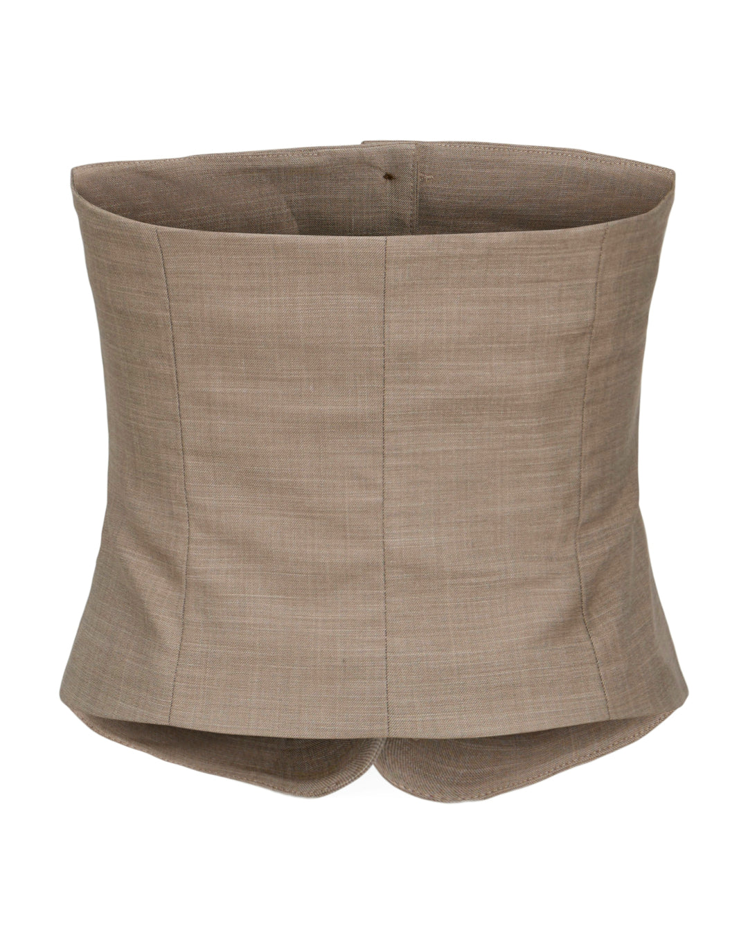 Korset i beige stof står oprejst med en glat overflade og sutteformede nedre kanter, omgivet af en neutral baggrund.