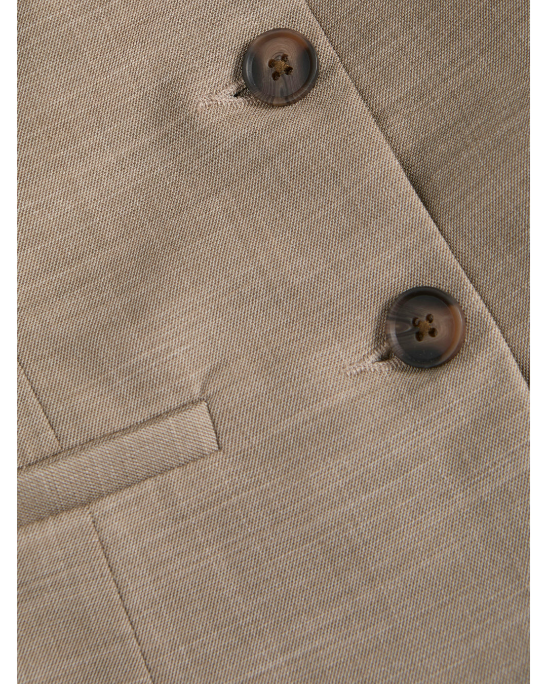 Brune knapper på en beige jakke, tæt på syningen. Stoffet er vævet med en jævn tekstur, og en lommeåbning kan ses i nærheden.