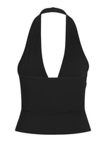 Sort halterneck-top med dyb V-udskæring, hænger stille mod en ren, hvid baggrund og fremhæver enkeltheden og elegance af designet.