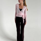 Modelfoto af pige i lyserød Luna wrap bluse og brune Sania bukser. Fra BySofieSønderby