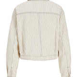Jakke med vertikale striber sidder på en bøjle. Den har en klassisk krave, lange ærmer med manchetter og en cropped skæring. Den hænger i en minimalistisk, hvid baggrund.