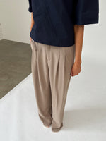 Modelfoto af pige med MILAN bukser, beige og navy t-shirt - begge fra BySofieSønderby