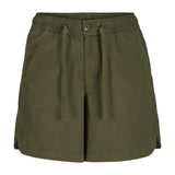 Grønne shorts ligger fladt på en hvid baggrund, med et elastisk taljebånd og snøre, belægger syningen. To forlommer og en knap giver et afslappet udseende.