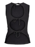 En sort, ærmeløs top med tre runde udskæringer foran, hver bundet med en snor. Stoffet har en let tekstur, formgivet til afslappet brug.